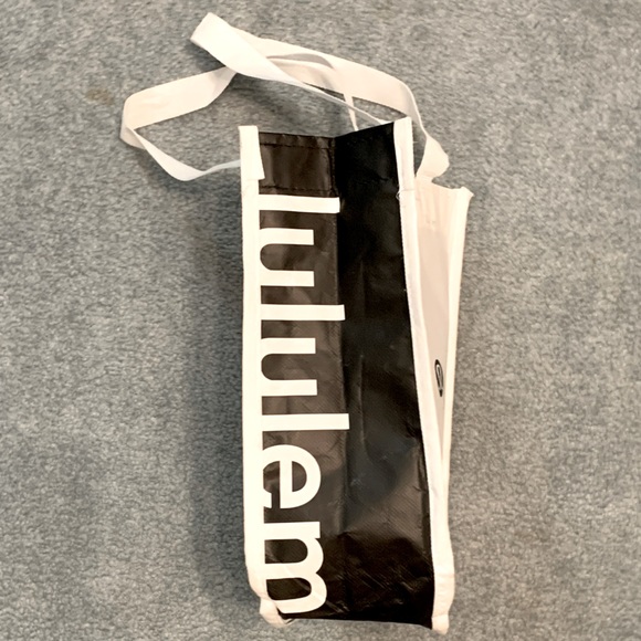 LULULEMON SMALL BLACK AND WHITE REUSABLE TOTE BAG PRE OWNED 9X12 - Picture 3 of 10